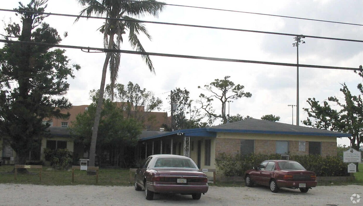Building Photo - 625 NE 14th Ave