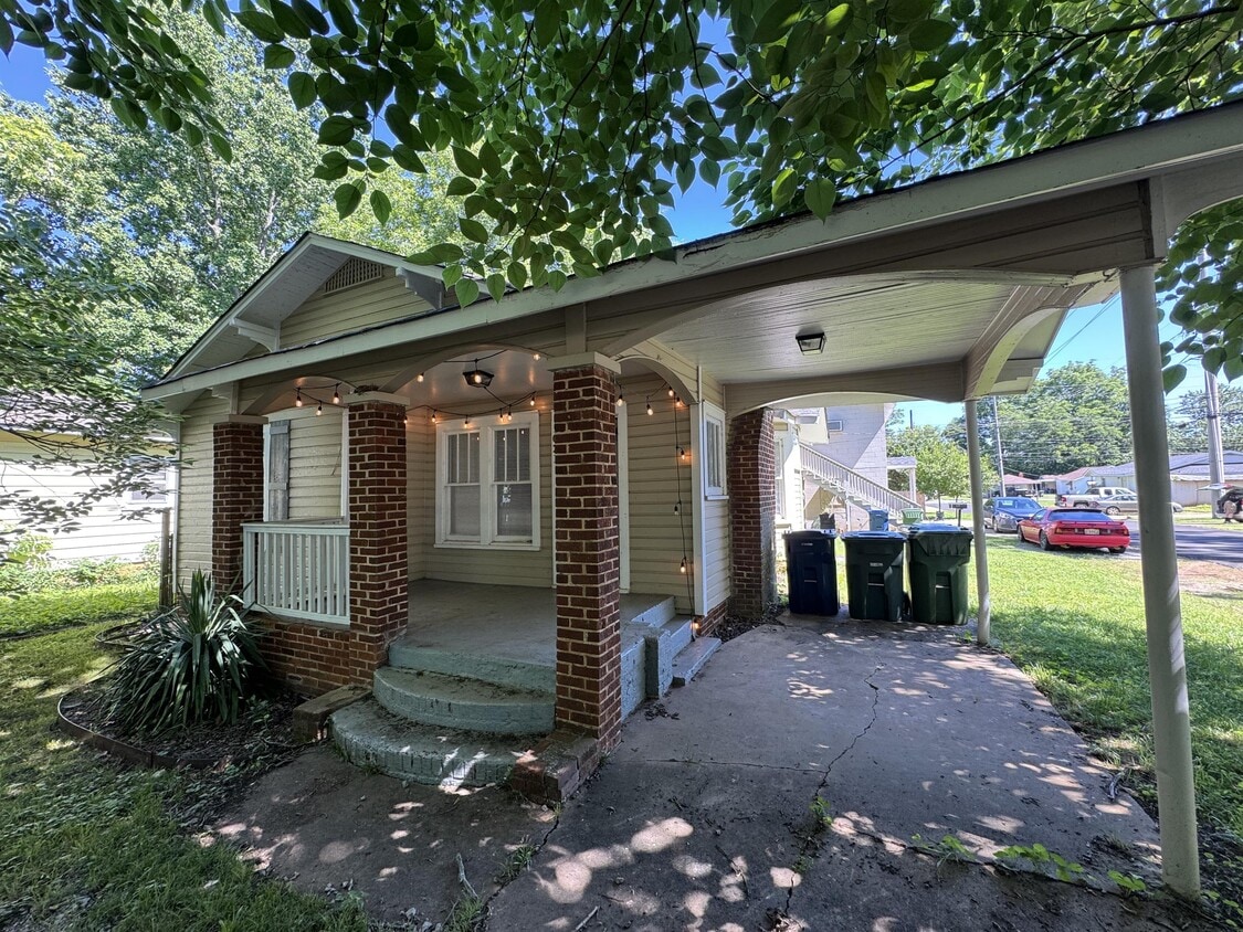 Primary Photo - 1021 McCullough Ave NE