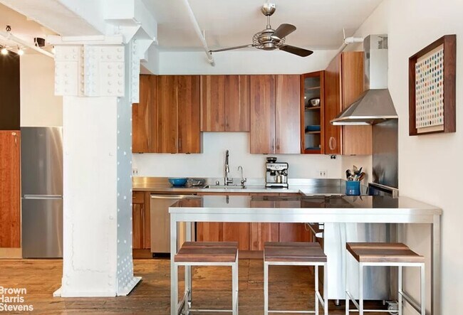 Building Photo - 6 Varick St