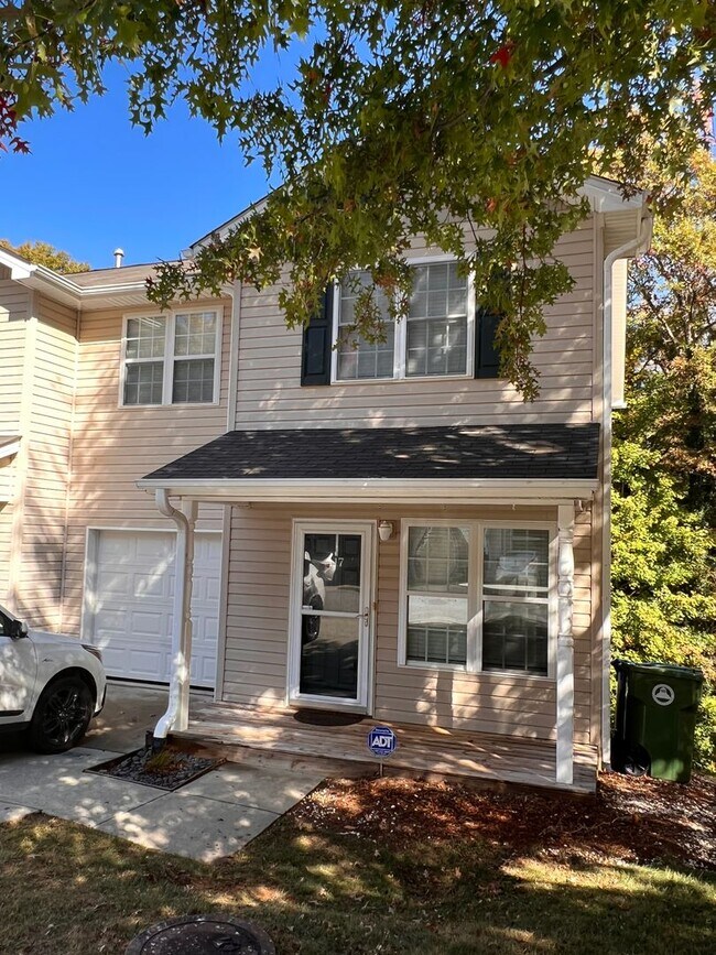 Building Photo - Convenient South Asheville two story, end ...