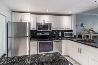 Building Photo - 470 Paradise Isle Blvd