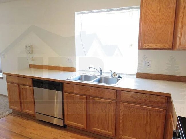 Building Photo - Stunning and cozy house in Dupont!