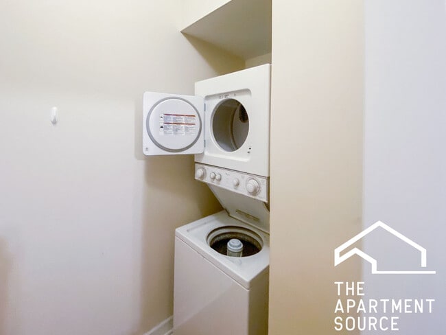 Building Photo - 846 W Cornelia Ave