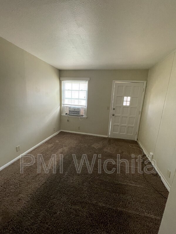 Building Photo - 2557 N Park Pl