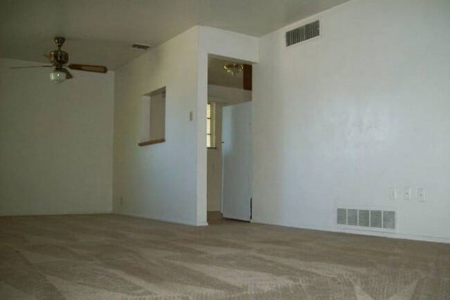 Foto del edificio - 3 Bedroom in Hudson Park off Cedar