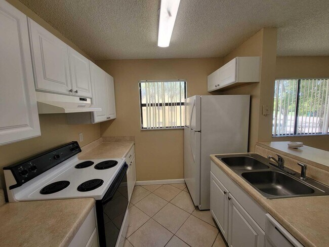 Building Photo - 1637 Meadows Cir W