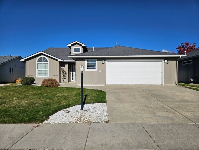 Building Photo - $2,100 - 2 Bed / 2 Bath Beautiful House in...