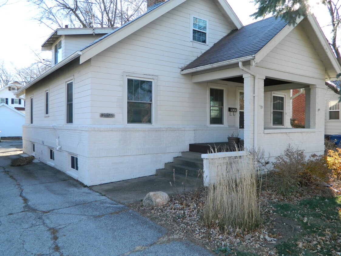 2207 Beaver Ave, Des Moines, IA 50310 House for Rent in Des Moines