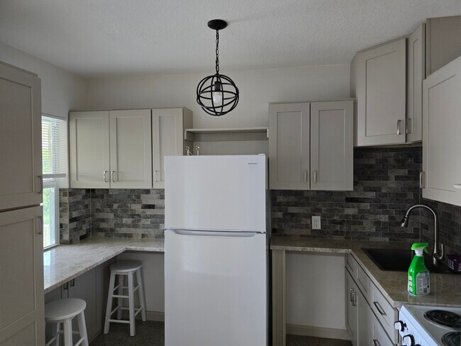 Kitchenette - 2455 NE Dixie Hwy