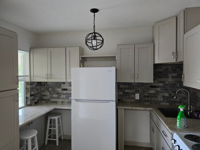 Kitchenette - 2455 NE Dixie Hwy