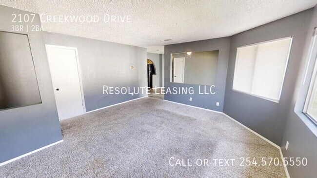Foto del edificio - 2107 Creekwood Dr