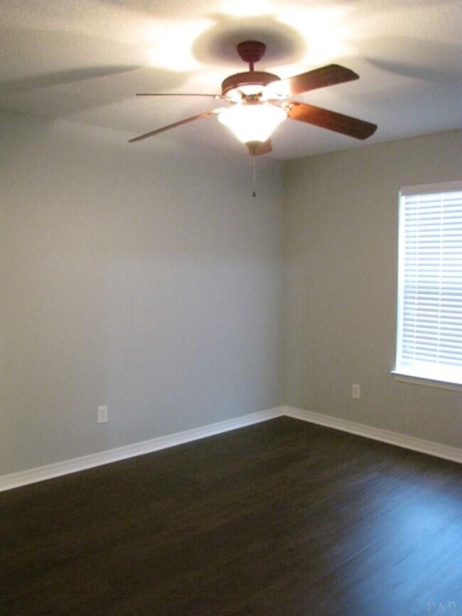 Foto del edificio - 8428 Walnut Ave