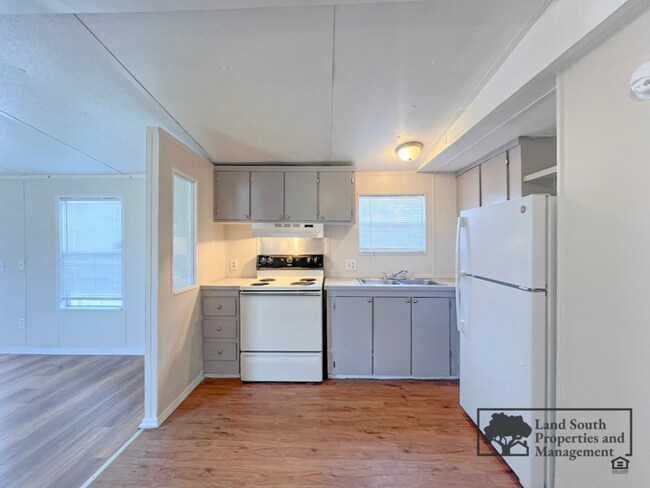Foto del edificio - 8535 Mathews Rd