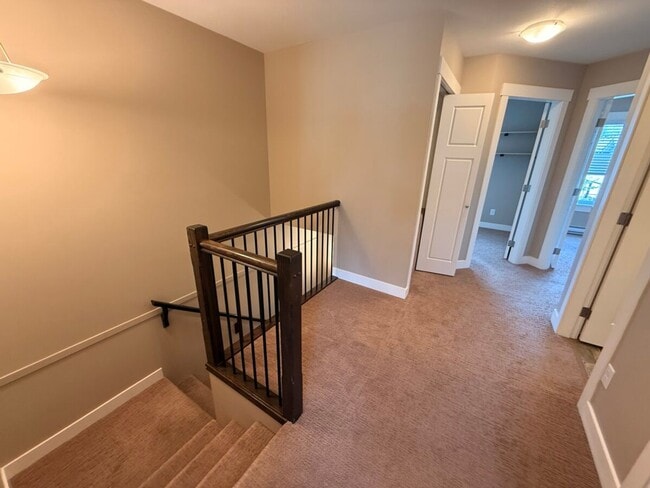 Building Photo - Family Friendly Townhouse