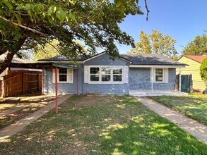 Building Photo - 3206 1st Pl