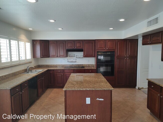 Foto del edificio - 5 br, 3 bath House - 4220 S. Kerby Way