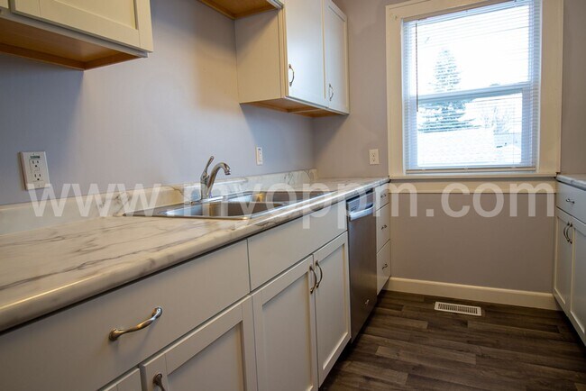 Building Photo - Cozy 3 Bedroom house close to Aksarben