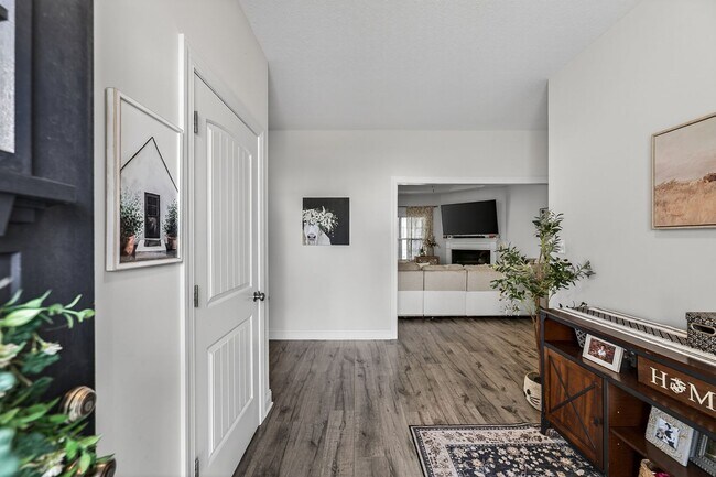 Foto del edificio - Spacious Stateside Home with Bonus Room & Screened-In Porch