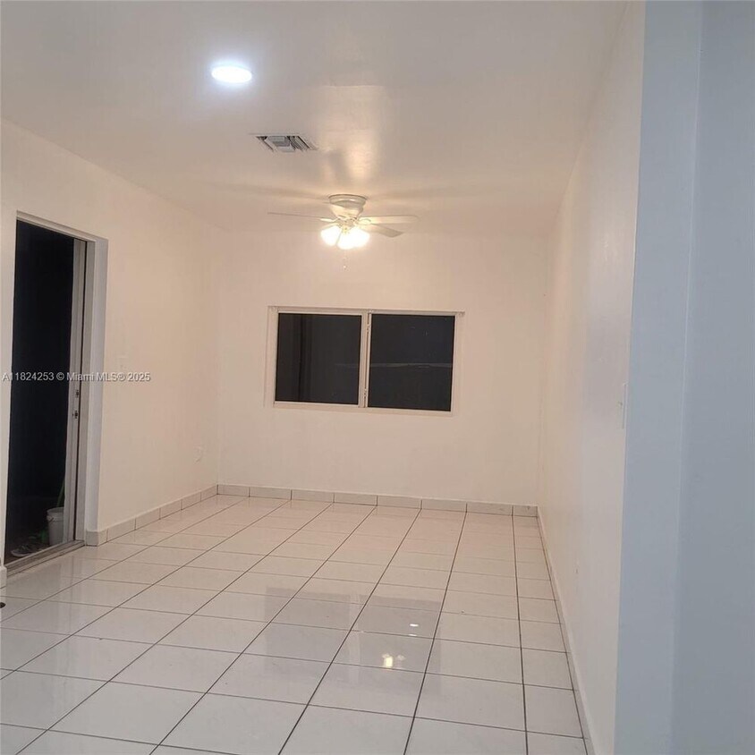 Foto principal - 9370 SW 24th St