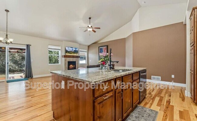Foto del edificio - 6846 Hitching Post Ln