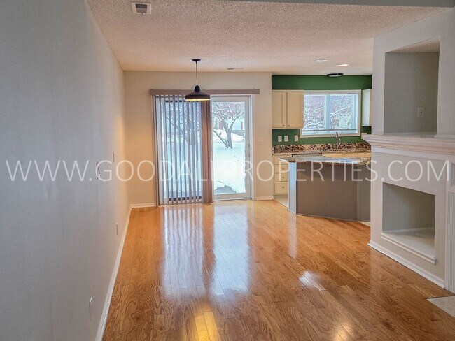 Foto del edificio - 2 Bedroom Townhome in Gated Community in West Des Moines