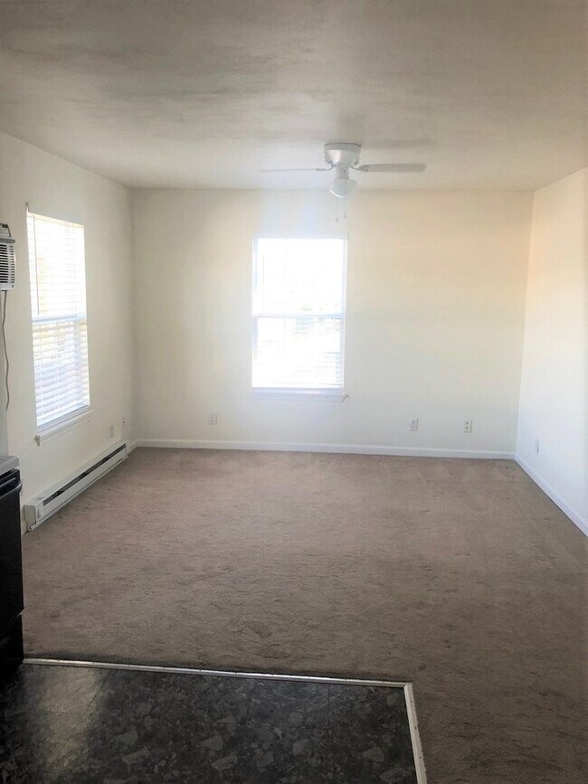 Foto del edificio - NICE 1 BEDROOM, 1.5 BATH CARRIAGE HOUSE IN BAYVIEW ESTATES!!