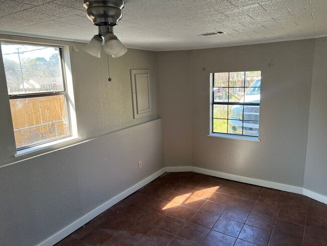 Building Photo - 1704 Hutchings Blvd
