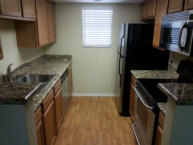 Building Photo - View and Move-in Ready