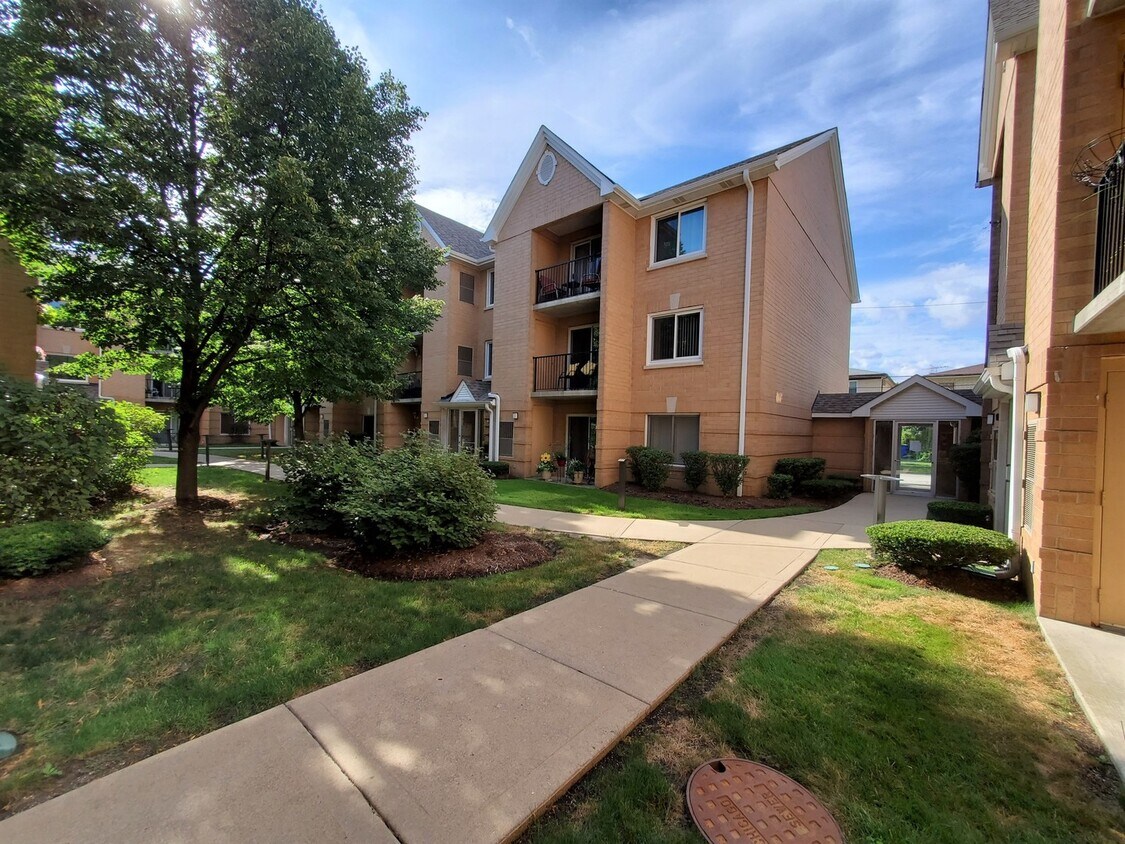 Primary Photo - 8700 W Evelyn Ln
