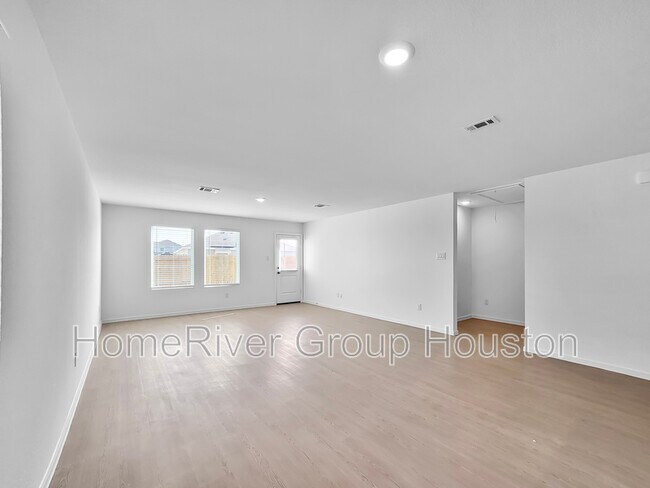 Foto del edificio - 16492 Blossom Grv Dr