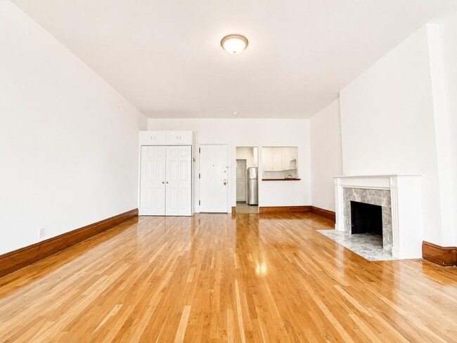 Building Photo - 302 W 107th St