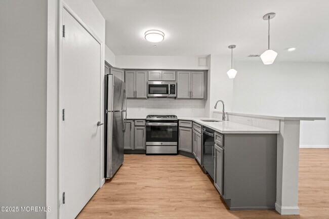 Building Photo - 165 Pavilion Ave