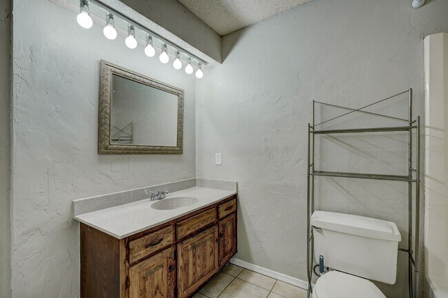 Building Photo - 4 bed, 2 bath home in Yukon