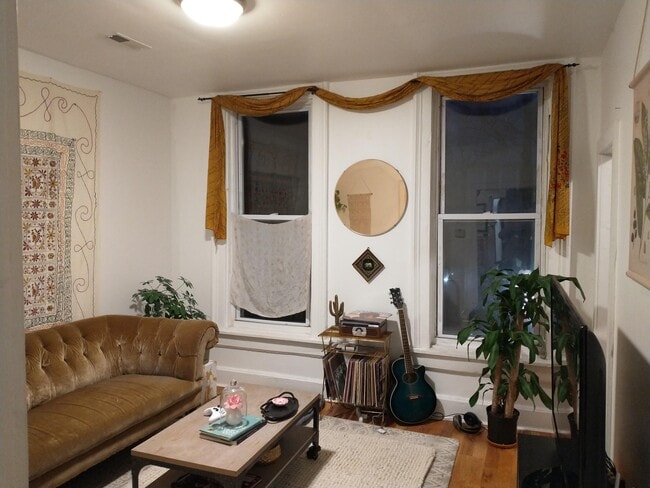 Building Photo - 1125 W 17th St