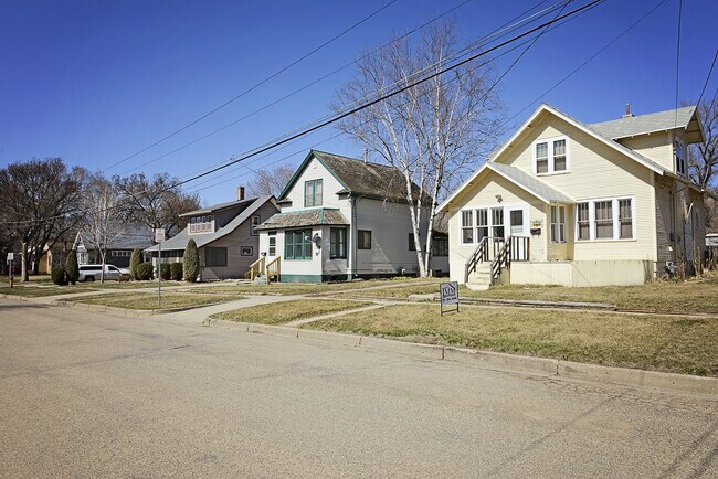 Building Photo - 3 Bedroom Charmer near MSU!