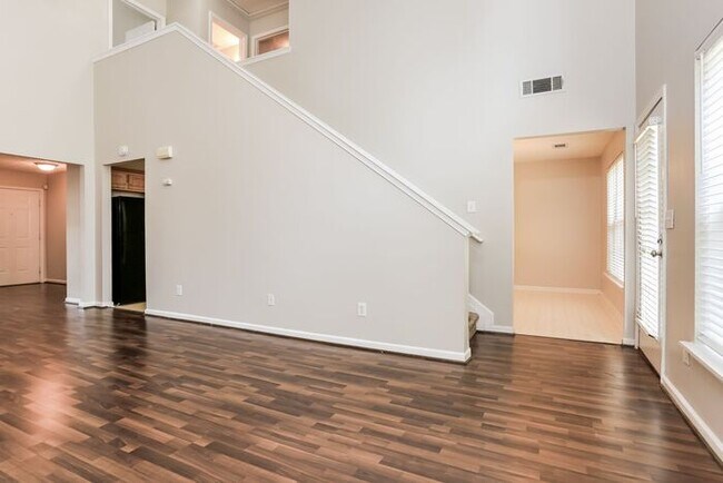 Building Photo - 1324 Gates Cir SE