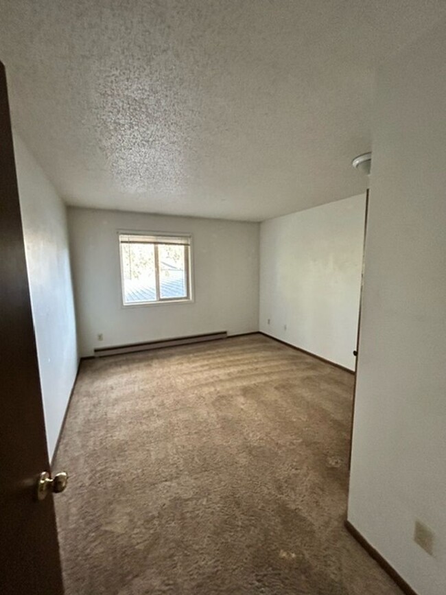 Building Photo - 2 Bedroom 1 Bathroom Centrally Located -MO...