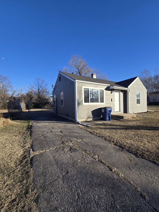 Building Photo - 1332 N Erie St