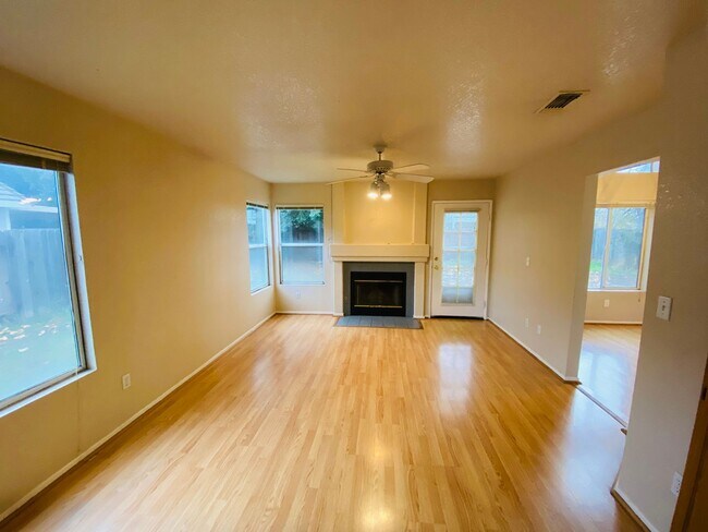 Foto del edificio - Home in a Quiet Cul-De-Sac