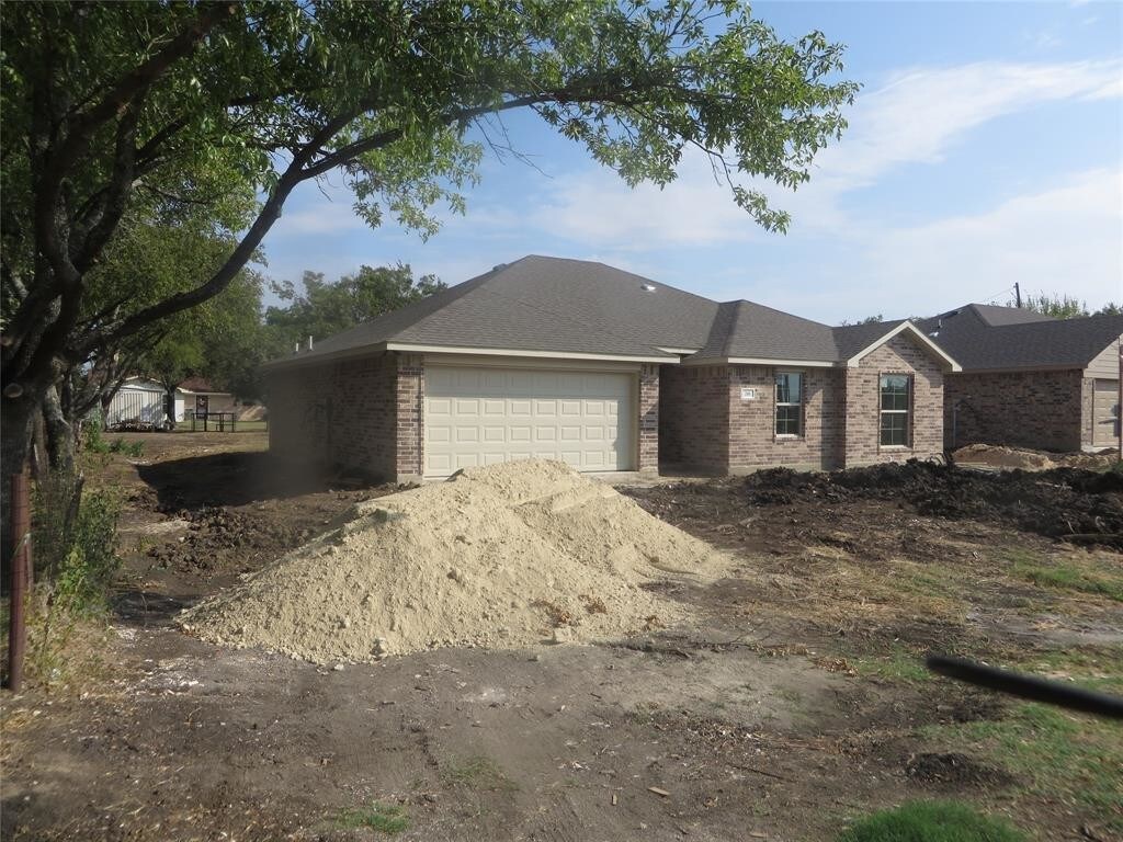 208 E Doyle St, Ponder, TX 76259 House for Rent in Ponder, TX