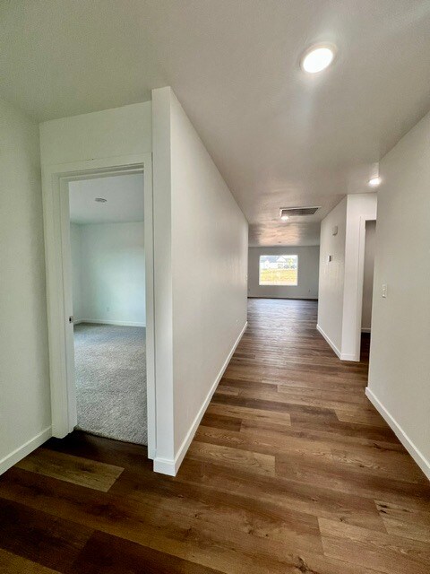 Foto del edificio - 477 Stone Creek Rd