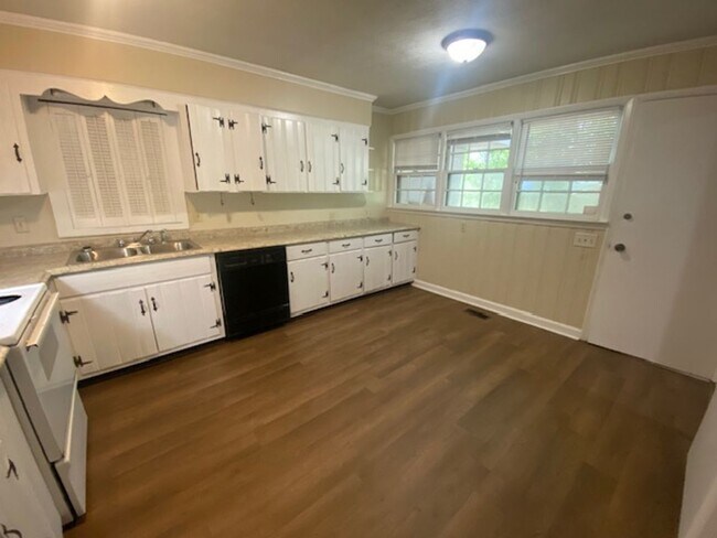 Foto del edificio - 3227 Cliffdale Rd