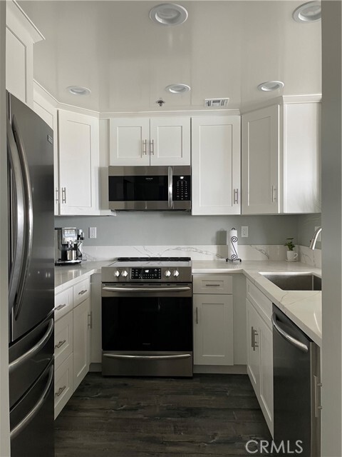 Building Photo - 525 E Seaside Way