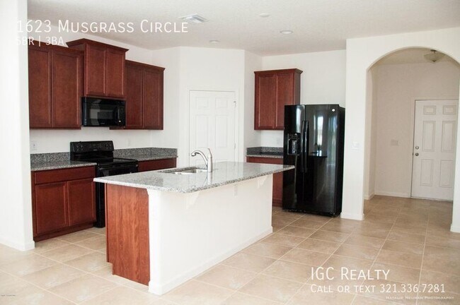 Foto del edificio - Stunning and spacious 5 bed, 2/5 bath in g...