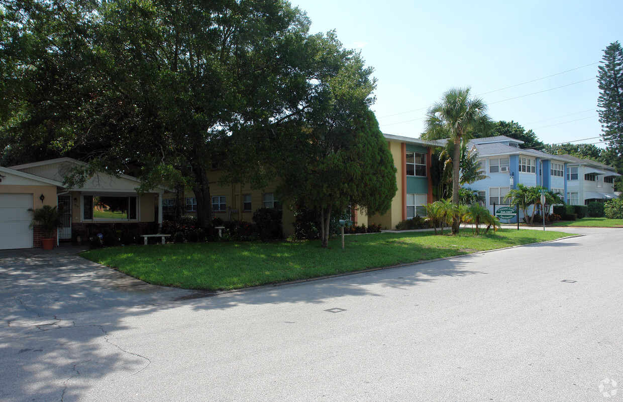 Building Photo - Crescent Lake Apartments