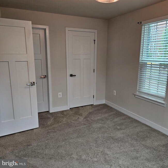 Building Photo - 709 Sky Bridge Dr