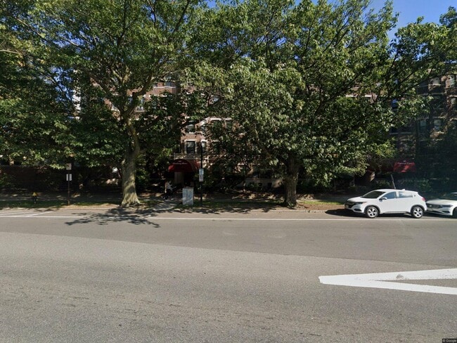 Building Photo - 352 Riverway