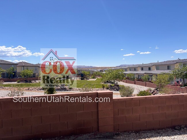 Building Photo - 4 bed / 2.5 bath / 2 car Desert Canyons house