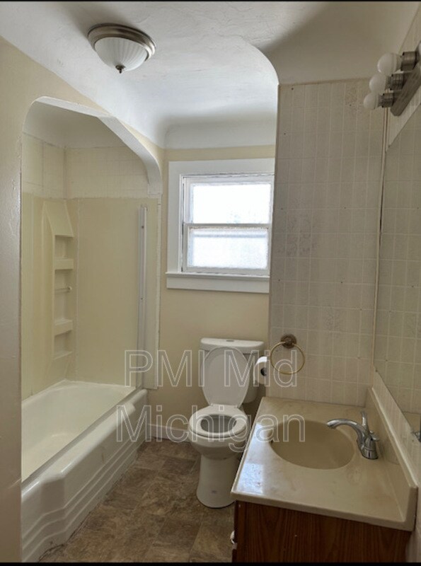 1037 Tremont Ave, Flint, MI 48505 House Rental in Flint, MI