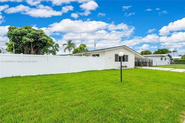 Building Photo - 8842 SW 41st Terrace